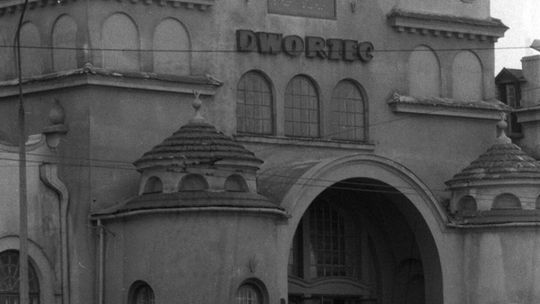 Widok od parkingu na wejście główne dworca kolejowego PKP w Lublinie