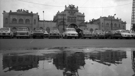 Widok na parking przed budynkiem dworca głównego PKP w Lublinie