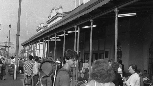 Widok na dworzec kolejowy PKP od strony peronów