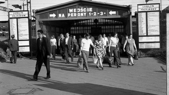 Wejście na perony. Pasażerowie idący w kierunku parkingu przy placu Dworcowym