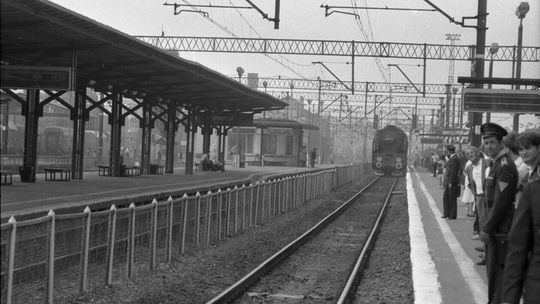 Przyjazd pociągu na peron