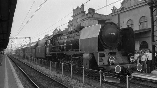 Pociąg stojący na peronie 2