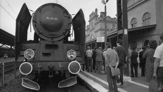 Pociąg stojący na peronie