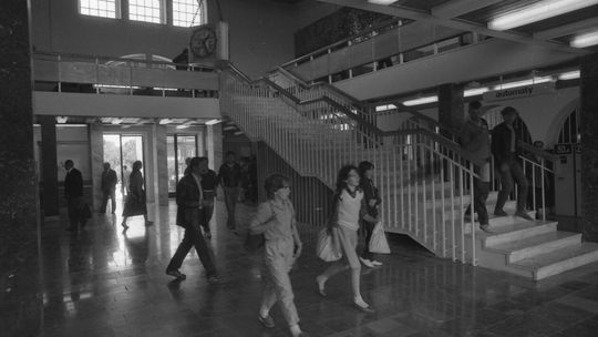 Pasażerowie w hali głównej dworca kolejowego PKP w Lublinie