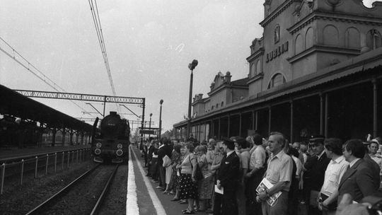 Pasażerowie czekający na przyjazd pociągu