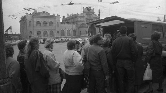 Kolejka na placu Dworcowym. W tle widoczne wejście główne dworca kolejowego PKP w Lublinie