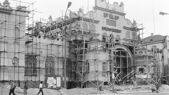 Główny budynek dworca kolejowego PKP w Lublinie podczas remontu