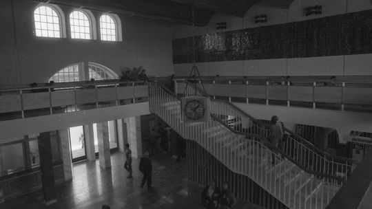 Dworzec kolejowy PKP w Lublinie. Widok na halę główną dworca z antresoli