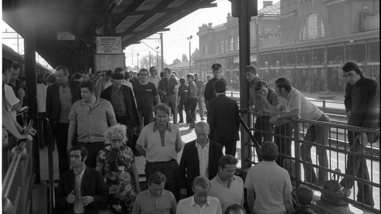 Dworzec kolejowy PKP w Lublinie. Wejście na perony. Po prawej stronie widoczny główny budynek dworca