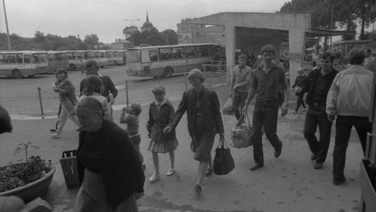 Zajezdnia autobusowa PKS. Widoczni pasażerowie idący w kierunku hali głównej dworca autobusowego PKS w Lublinie