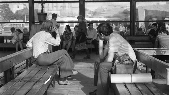 Wnętrze hali głównej dworca autobusowego PKS w Lublinie