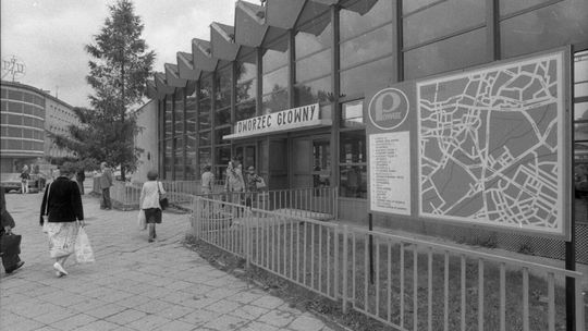  Wejście hali dworca autobusowego PKS w Lublinie