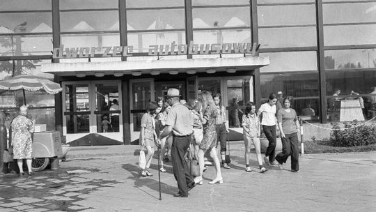 Wejście główne do hali dworca autobusowego PKS w Lublinie