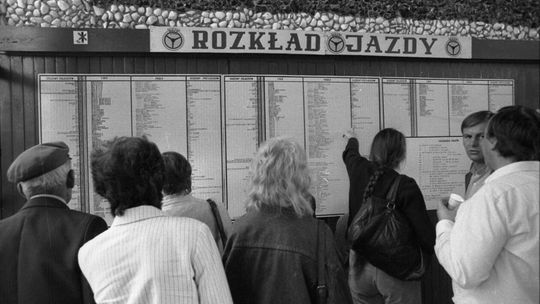 Rozkłady jazdy w głównej hali dworca autobusowego PKS