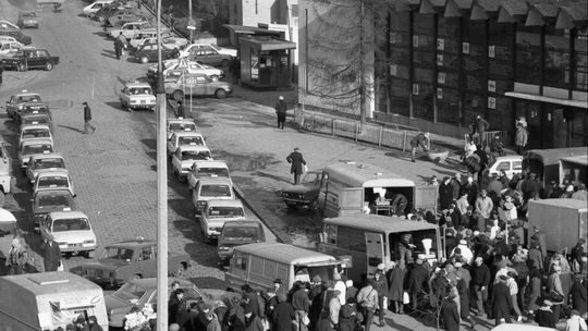 Postój taksówek i parking przed dworcem PKS w Lublinie