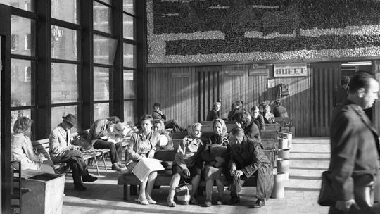 Poczekalnia w hali głównej dworca autobusowego PKS w Lublinie