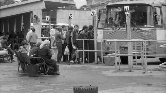 Pasażerowie wsiadający do autobusu PKS