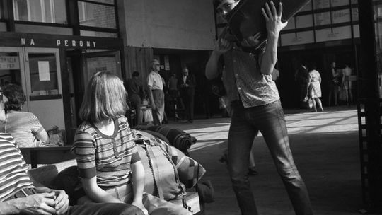 Pasażerowie w hali głównej dworca autobusowego PKS w Lublinie