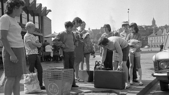 Pasażerowie przed wejściem głównym dworca autobusowego PKS w Lublinie 