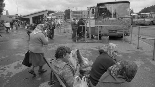 Pasażerowie czekający na autobus PKS na zajezdni dworca