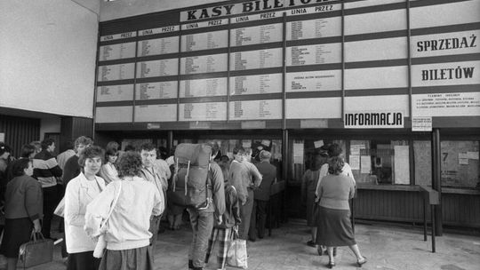 Kolejka do kas biletowych w głównej hali dworca autobusowego PKS