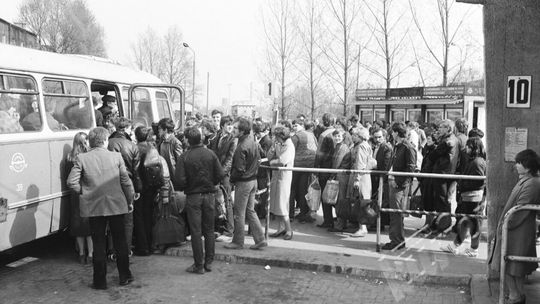 Kolejka do autobusu na dworcu PKS w Lublinie