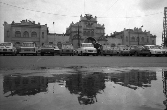 Widok na parking przed budynkiem dworca głównego PKP w Lublinie
