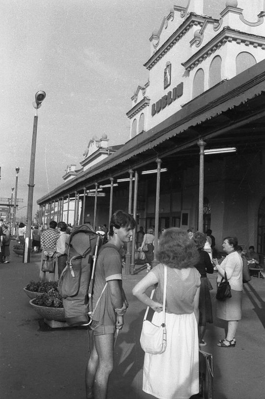 Widok na dworzec kolejowy PKP od strony peronów