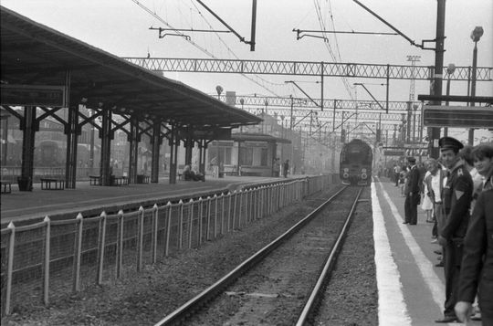 Przyjazd pociągu na peron