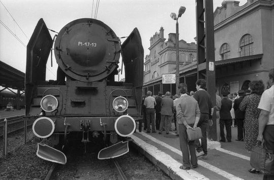 Pociąg stojący na peronie