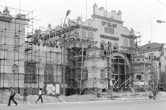 Główny budynek dworca kolejowego PKP w Lublinie podczas remontu