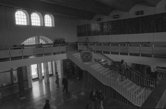 Dworzec kolejowy PKP w Lublinie. Widok na halę główną dworca z antresoli