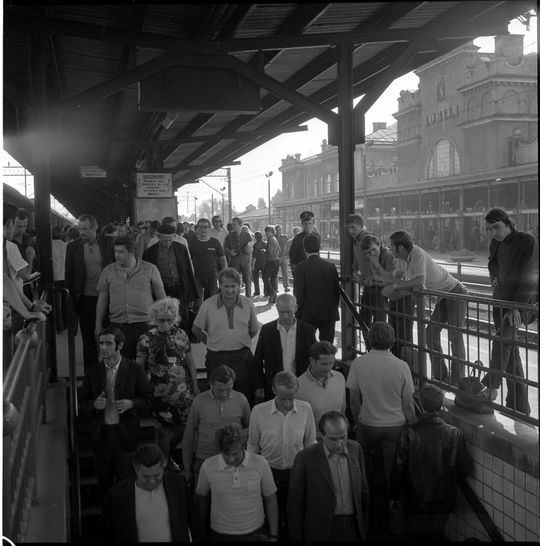 Dworzec kolejowy PKP w Lublinie. Wejście na perony. Po prawej stronie widoczny główny budynek dworca