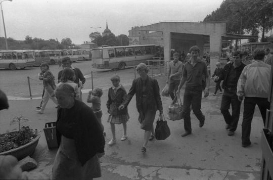 Zajezdnia autobusowa PKS. Widoczni pasażerowie idący w kierunku hali głównej dworca autobusowego PKS w Lublinie