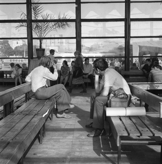 Wnętrze hali głównej dworca autobusowego PKS w Lublinie