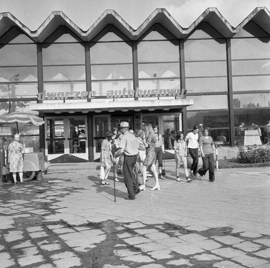 Wejście główne do hali dworca autobusowego PKS w Lublinie