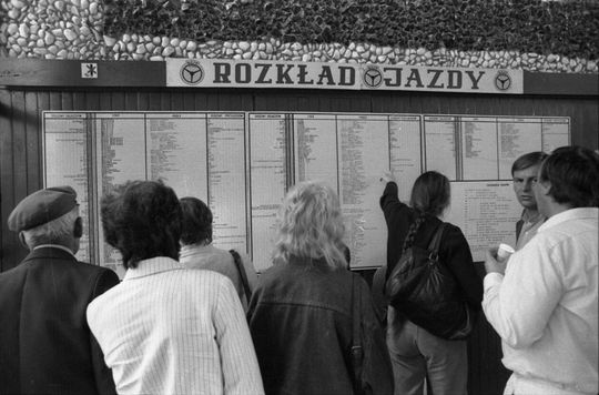 Rozkłady jazdy w głównej hali dworca autobusowego PKS