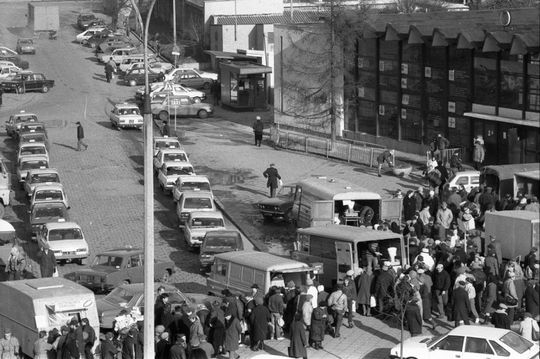 Postój taksówek i parking przed dworcem PKS w Lublinie