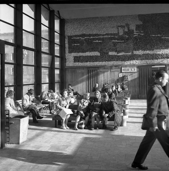 Poczekalnia w hali głównej dworca autobusowego PKS w Lublinie