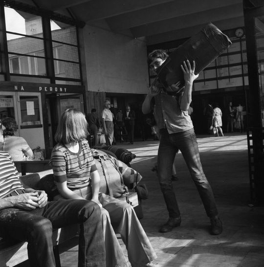 Pasażerowie w hali głównej dworca autobusowego PKS w Lublinie