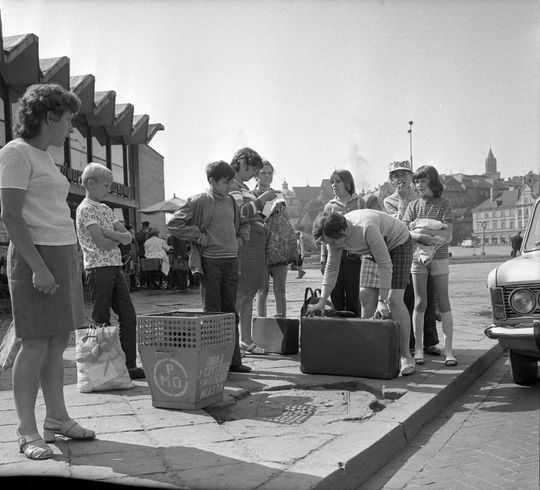 Pasażerowie przed wejściem głównym dworca autobusowego PKS w Lublinie 