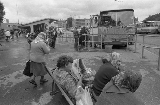 Pasażerowie czekający na autobus PKS na zajezdni dworca