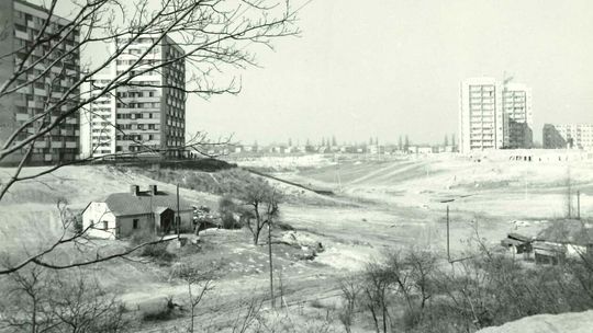 Widok na wąwóz między osiedlem Kalinowszczyzna B i D. Po lewej stronie bloki przy ul. Okrzei a po prawej ul. Warskiego (obecnie Orlika-Ruckemana)