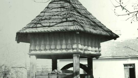 Ulica Kalinowszczyzna 62. Zabytkowa studnia z 1765 r. przy kościele p.w. Św. Agnieszki