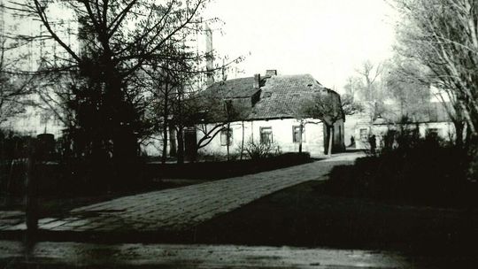  Skwer na Słomianym Rynku. Widoczna dawna zabudowa