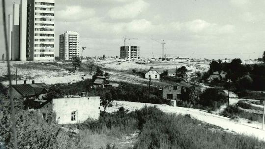 Sierakowszczyzna. Po lewej bloki przy ul. Okrzei, w środku powstające bloki przy ul. Orlika-Ruckemana