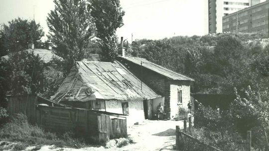 Sierakowszczyzna. Nieistniejąca zabudowa. Widoczna część bloku przy ul. Kiwerskiego oraz wieżowiec przy ul. Rutkowskiego 12 (obecnie Kleeberga)