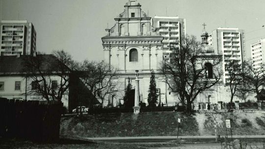 Kościół p.w. Św. Agnieszki, w tle widoczna zabudowa ulicy Rutkowskiego (obecnie Kleeberga)