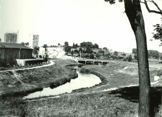 Rzeka Bystrzyca z widokiem na wzgórze dawnego folwarku Ponikwoda