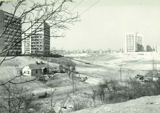 Widok na wąwóz między osiedlem Kalinowszczyzna B i D. Po lewej stronie bloki przy ul. Okrzei a po prawej ul. Warskiego (obecnie Orlika-Ruckemana)